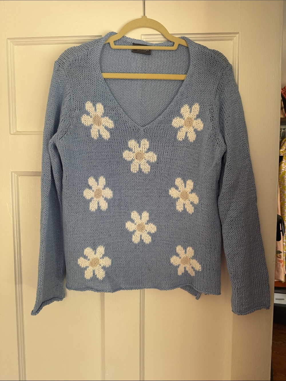 Wooden Ships Sky Blue V-Neck Sweater with White Daisy Motif